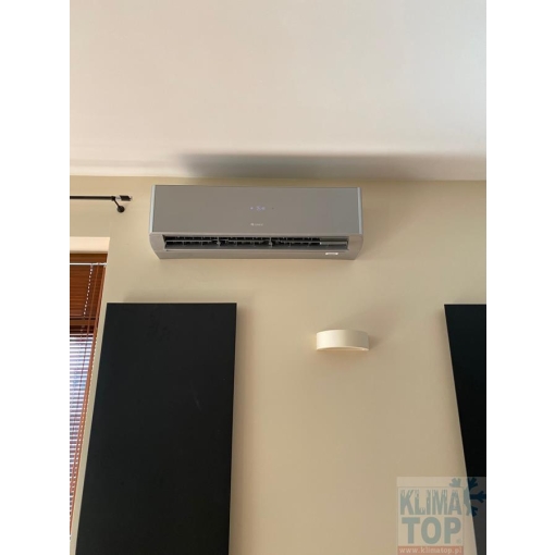 Klimatyzator ścienny Gree GWH12YC-K6 (AS12S) AMBER STANDARD SILVER - zdjęcie z montażu